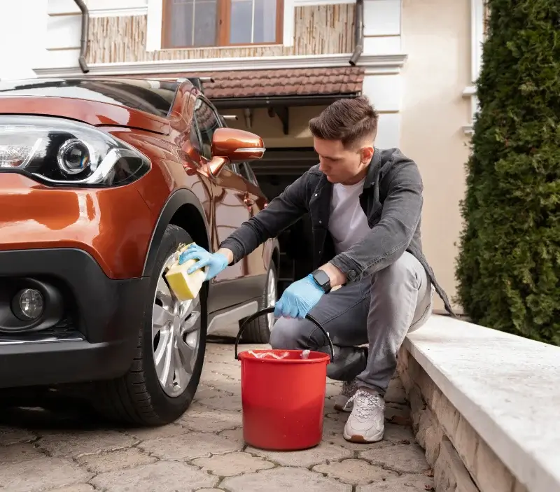 Lavage auto à domicile Le Coudray : professionnel intervenant sur un véhicule